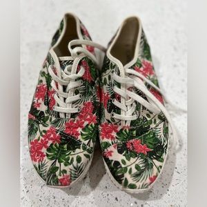 Toms floral print shoes size 8